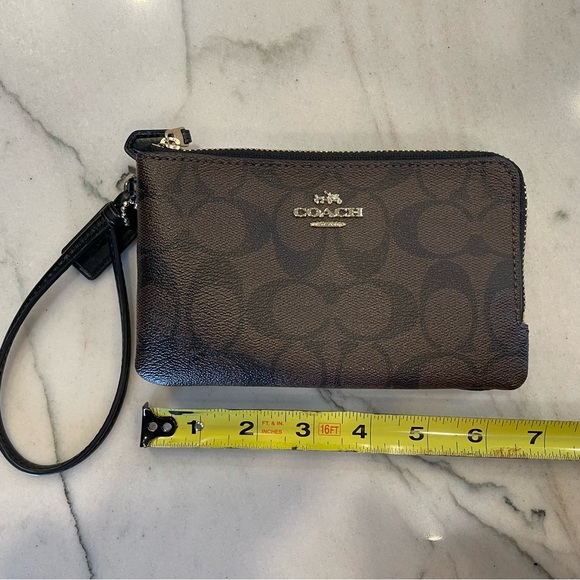 COACH two zippered pocket brown wristlet, leather, insignia. - Picture 2 of 8